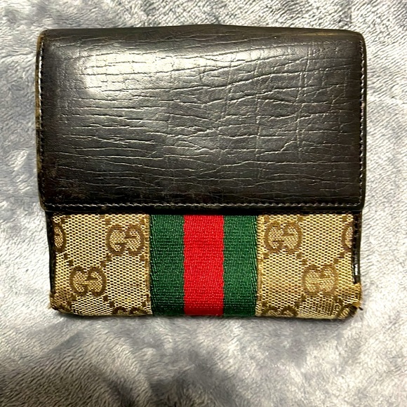 Authentic Gucci pushlock piston wallet. Preloved, fair condition. - Picture 4 of 6